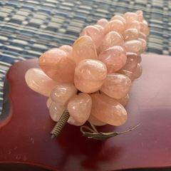 石でできてるぶどうの画像