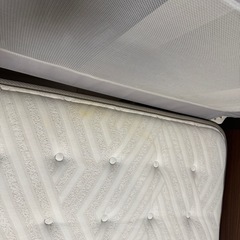 クイーンサイズ ベットフレーム 、マットレスの画像