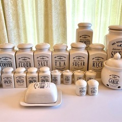 MRS. WINTERBOTTOM'Sキャニスター24点
 ハンガリーBUTLERSの画像