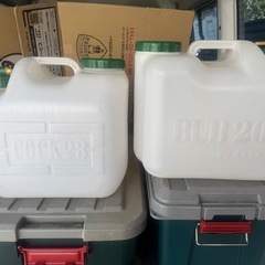 アウトドアテーブルと水入れ２個セット　まとめて売りの画像