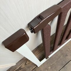 ベビーゲート（ブラウン×ホワイト）取付幅68~77cmの画像