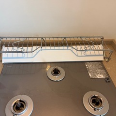 キッチン、コンロ脇のラックの画像