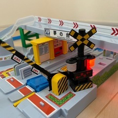 トミカ　くるぞわたるぞカンカン踏切　プラレールおまけ付の画像