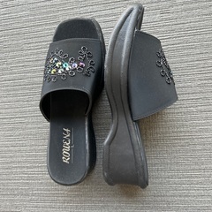 美品未使用ブラック刺繍サンダル38サイズの画像