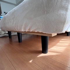 脚付きマットレス　セミダブルの画像