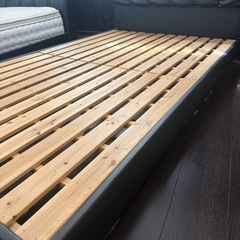 セミダブルのベッドとマットレスの画像