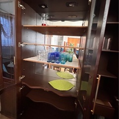 食器棚ガラス扉付き木製キャビネットの画像