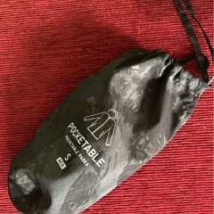 ユニクロ UNIQLO ブラック フード付きナイロンジャケット Sサイズ 紳士 男性 学生カジュアル 美品 ポケッタブル 軽量 コンパクトの画像