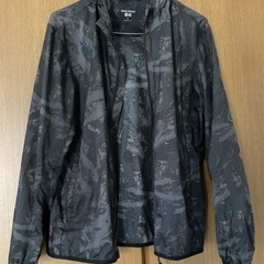 ユニクロ UNIQLO ブラック フード付きナイロンジャケット Sサイズ 紳士 男性 学生カジュアル 美品 ポケッタブル 軽量 コンパクトの画像