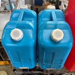 ポリタンク4個の画像