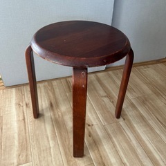 【木製 丸スツール イス4本脚 ブラウン】の画像