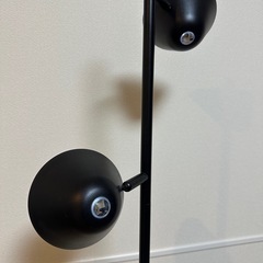 【高機能】調光・調色OK！モダンな2灯LEDフロアライト（黒/間接照明/スタンドライト）の画像