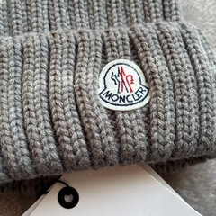 モンクレール　ニット帽　　グレー　ファー付きの画像