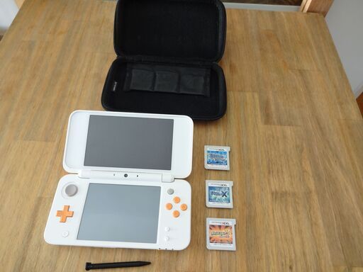 Newニンテンドー2DS LL（ホワイト×オレンジ）本体 ＆ ポケモンソフト3本セット