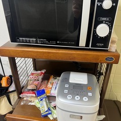 空気清浄機、電子レンジ、炊飯器、電子ケトル、棚の画像