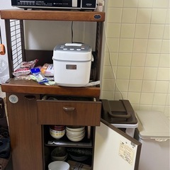 空気清浄機、電子レンジ、炊飯器、電子ケトル、棚の画像