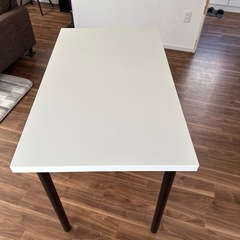 IKEA のテーブルの画像