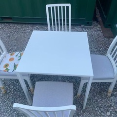 IKEAテーブルセットの画像