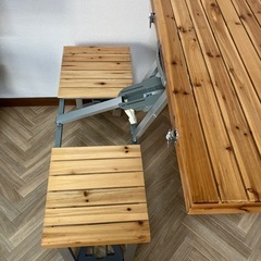 木製折り畳みテーブルチェアの画像