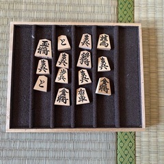 木製の将棋盤と駒の画像