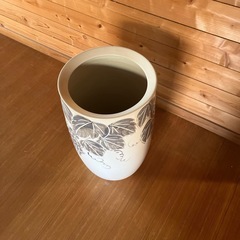 陶器の傘立ての画像