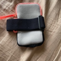 腕につけるポーチの画像