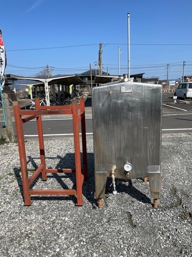 貯水タンク　貯水槽　受水槽　油槽　薬剤槽　脚付き　土台付き　排水バルブ付き　600Lステンレス