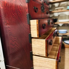 □岩谷堂箪笥 6段8杯 整理箪笥　タンス　衣類収納　欅材 漆塗 南部鉄器金具　検） 岩谷堂箪笥 チェスト 欅材 ケヤキ材 整理箪笥 漆塗 伝統工芸 和家具 収納 衣類 岩谷堂 南部鉄器 和箪笥 6段 8杯 時代　付属品：鍵一本の画像