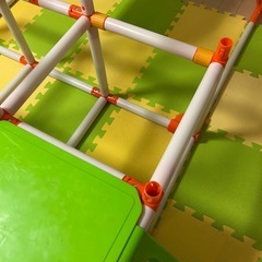 滑り台付きのジャングルジムの画像