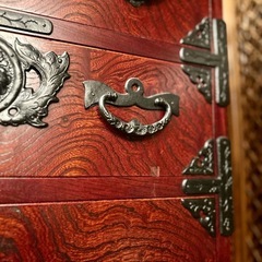 □岩谷堂箪笥 6段8杯 整理箪笥　タンス　衣類収納　欅材 漆塗 南部鉄器金具　検） 岩谷堂箪笥 チェスト 欅材 ケヤキ材 整理箪笥 漆塗 伝統工芸 和家具 収納 衣類 岩谷堂 南部鉄器 和箪笥 6段 8杯 時代　付属品：鍵一本の画像