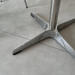 楕円カフェテーブルの画像