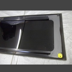 ハイエース200系　スライドドア　小窓付き　右リアガラスの画像