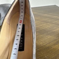DELMAR 23cm グレー スエード スタッズ パンプスの画像