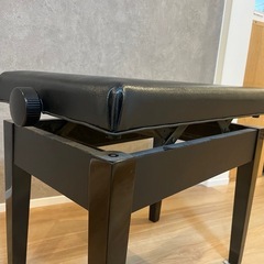 ピアノの椅子の画像