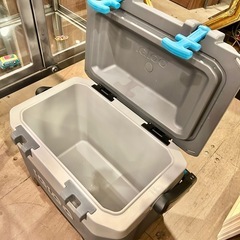 □Igloo BMX 25 ハードクーラーボックス グレー　Igloo BMX Hard Coolers イグルーBMXハードクーラー 25qt 37缶収納可能 抜群の保冷力 最高の冷却性能 最大4日間の氷保持力 メジャー付き クーラーボックス アイスボックス 軽 軽い 錆びにくい 冷たい 保冷 大容量 ハードクーラー 23L プール バーベキュー キャンプ アウトドア レジャー スポーツ観戦 部活 試合 運動会 イベント BBQ 耐久性 UV阻害剤 Tグリップラッチ 溶けない 防災グッズ の画像