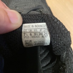 adidasのスニーカー（黒）の画像