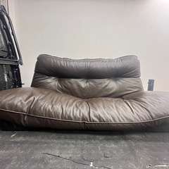 引取限定　ローソファ　革製　2〜3人がけ　多少の傷汚れあり(使用に問題無し)破れ無しの画像