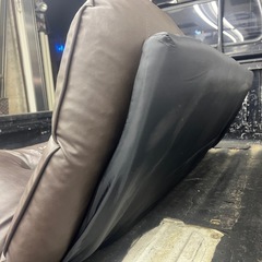 引取限定　ローソファ　革製　2〜3人がけ　多少の傷汚れあり(使用に問題無し)破れ無しの画像