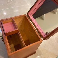 ミラー付きメイクボックス、裁縫ボックス、救急箱の画像