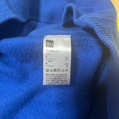 青いパーカーの画像