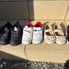 子供の靴やサンダルの画像