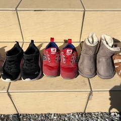 子供の靴やサンダルの画像