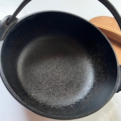一人用鉄鍋　いろり鍋　木製のふた付き　南部鉄器　岩鋳の画像