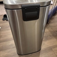 ペダル付き、蓋付きゴミ箱の画像