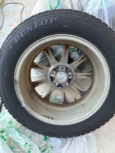 24年製 DUNLOP スタッドレスタイヤ 215/60R17
❗️ナット付