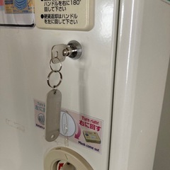 【栗山】手動式自動販売機 DF-8A ダイト 専用台セット マスク自販機 電源不用 業務用 病院 施設 の画像