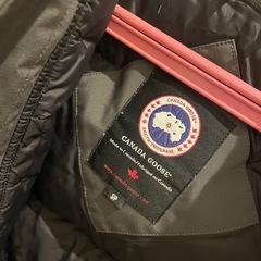 3月中の出品　カナダグース Sサイズ グレー ダウンの画像