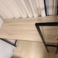 ラック付きデスクの画像