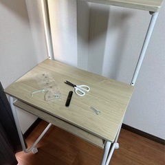 パソコンデスクの画像