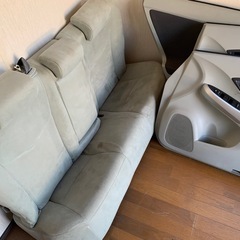 30プリウスドアパネル4枚とリアシートの画像